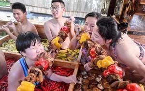 Khám phá 'lẩu người' hút du khách tại Trung Quốc