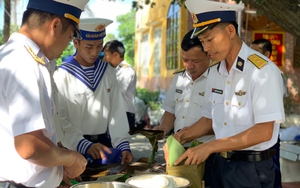 Chiến sĩ Trường Sa mổ lợn, gói bánh chưng đón Tết