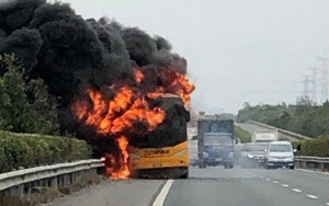 42 du khách Hong Kong thoát chết trong vụ xe buýt phát nổ ở TRung Quốc