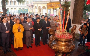 Dâng hương điện Kính Thiên tưởng nhớ các bậc tiên đế, hiền tài đầu Xuân