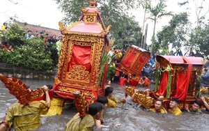 'Choáng' với nghi lễ rước kiệu quay tại Lễ hội đền - chùa Phượng Vũ
