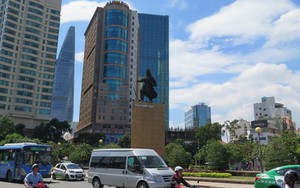 Dời lư hương dưới chân tượng đài Trần Hưng Đạo về đúng vị trí thờ phụng