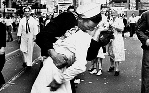 Giải mã bí ẩn 'Nụ hôn Quảng trường Thời đại'