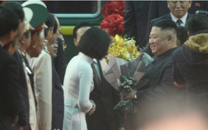 Cô sinh viên mặc áo dài tặng hoa cho nhà lãnh đạo Triều Tiên Kim Jong Un
