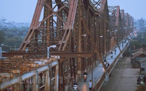 Tìm kiếm người đàn ông đi bộ trên trên đường ray cầu Long Biên bị tàu hỏa đâm văng xuống sông Hồng