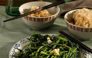 Sống chậm cuối tuần: Nhớ bữa cơm 'nhiều rau'