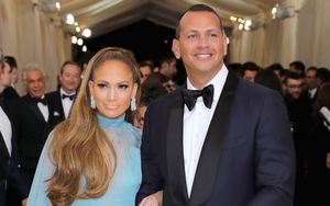 Jennifer Lopez đính hôn lần 4, bà nội trợ kiểu Mỹ chạy tiền cho con vào Đại học...