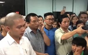 VIDEO: Hàng trăm người dân tụ tập trong đêm đòi sổ đỏ