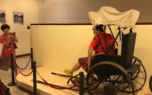 Khách tham quan chồm lên hiện vật chụp ảnh: Bảo tàng Đà Nẵng 'bó tay'?