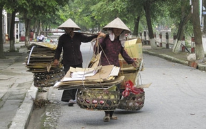 Rác thải sinh hoạt ở đô thị: 'Cứ vứt xuống sàn, lát nữa chúng em dọn'