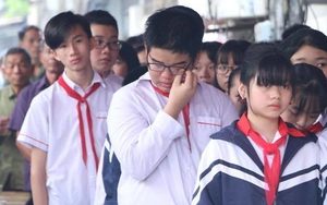 Khăn quàng đẫm nước mắt ngày tiễn đưa 8 em học sinh đuối nước thương tâm