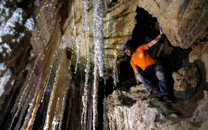 Israel phát hiện hang động muối dài nhất thế giới