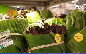 VIDEO: Siêu thị Thái Lan dùng lá chuối thay nilon để gói hàng