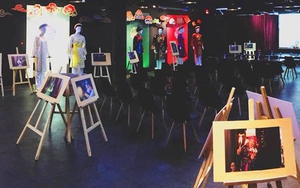 Xem triển lãm [mau.] của sinh viên báo chí