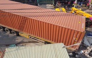 Xe container tông sập 3 nhà dân, nhiều người may mắn thoát nạn