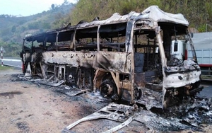 Điện Biên: Cháy xe khách giường nằm trên đèo Pha Đin