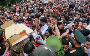 Chào tuần mới: Chuyện xếp hàng nhìn từ… Quốc giỗ