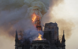 Những hình ảnh về vụ cháy lớn tại Nhà thờ Đức Bà Paris