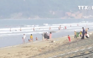 VIDEO: Sầm Sơn, Hạ Long đông nghẹt, biển Hà Tĩnh hút khách vì sạch và hoang sơ