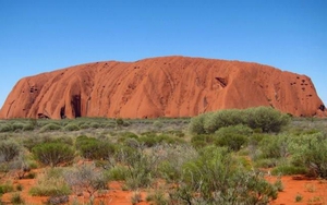 Du khách đổ xô lên núi thiêng Uluru Australia trước khi bị đóng cửa