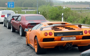 Rượt bắt hàng trăm xe sang Lamborghini, Porsche, Audi và BMW đua trên cao tốc