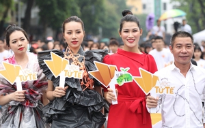 Dàn mẫu Việt trình diễn thời trang từ nhựa tái chế trong 'Ngày tử tế'