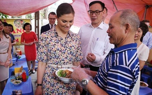 Công chúa kế vị Thụy Điển thích thú với món bún bò đường phố ở Hà Nội
