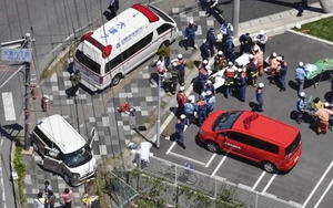 Xe ô tô lao vào người đi bộ làm nhiều trẻ em bị thương nặng