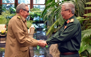 Đại tướng Raúl Castro tiếp Thượng tướng Nguyễn Chí Vịnh