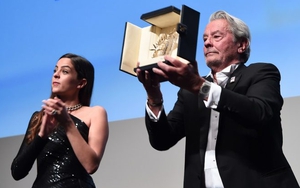 LHP Cannes chia rẽ vì Cành cọ Vàng Thành tựu trọn đời của huyền thoại Alain Delon