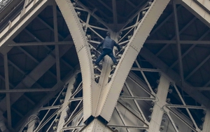 Pháp bắt giữ đối tượng trèo lên Tháp Eiffel và cố thủ trong hơn 6 giờ