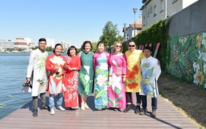 Chiêm ngưỡng sưu tập áo dài Việt Nam trên nước Pháp