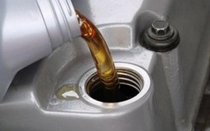 Viêm phổi trầm trọng vì sặc dầu diesel do dùng miệng hút