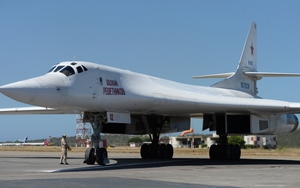Nga điều máy bay ném bom Tu-160 tới gần biên giới với Mỹ