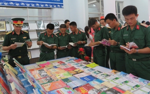 50 năm thực hiện Di chúc Bác Hồ: Triển lãm sách và hình ảnh chuyên đề 'Chủ tịch Hồ Chí Minh sống mãi trong sự nghiệp của chúng ta'