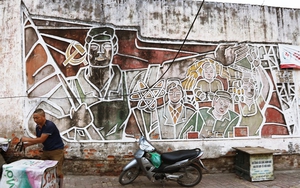 Hai bức tranh tường tại Chợ Mơ, Hà Nội: Không chỉ là tranh cổ động…