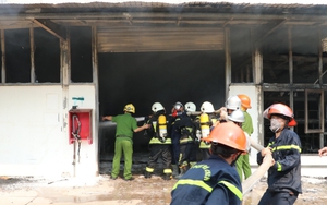 Cháy lớn tại xưởng gỗ bên cạnh kho gas tại Đà Nẵng