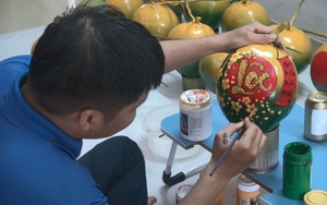 Vẽ thư pháp lên hoa quả ngày Tết - Truyền tải lời chúc hay, ý nghĩa đến gia chủ