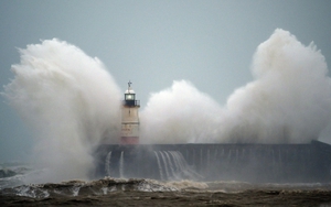Siêu bão tràn vào nhiều nước châu Âu