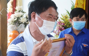 Rơi nước mắt Lễ truy tặng Huy hiệu 'Tuổi trẻ dũng cảm' cho chiến sĩ công an Võ Văn Toàn