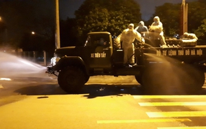 Dịch COVID-19: Phun khử khuẩn và thực hiện cách ly y tế tại thôn Hạ Lôi (Mê Linh, Hà Nội)