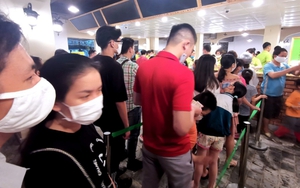 Hà Nội qui định người kinh doanh thức ăn đường phố phải đeo khẩu trang khi làm việc