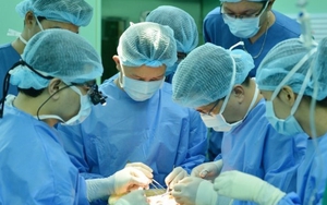 Các bác sĩ TP HCM xuyên đêm thực hiện thành công ca ghép gan từ người cho chết não