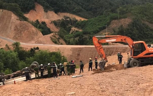 Cứu hộ ô tô tải chở trên 200 hộp thuốc nổ bị tuột dốc