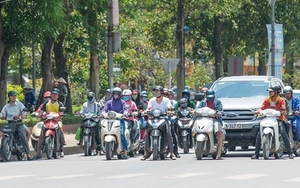 Người dân Nghệ An đối diện với đợt nắng nóng kéo dài trên diện rộng