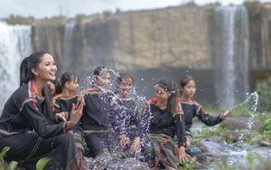 Hoa hậu H’Hen Niê cover 'Vũ điệu rửa tay' cùng hội chị em gái dân tộc Êđê