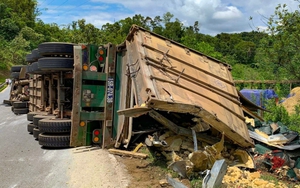 Liên tiếp xảy ra hai vụ lật xe container trên Quốc lộ 279 đoạn qua Điện Biên