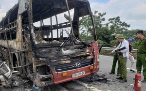 Ô tô khách cháy rụi trên cao tốc Nội Bài - Lào Cai