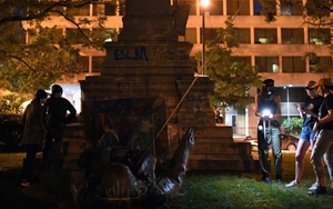 Người biểu tình kéo đổ tượng Tướng Albert Pike ở thủ đô Washington Mỹ