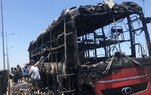 Xe khách giường nằm bốc cháy ngùn ngụt trên cầu Nguyệt Viên